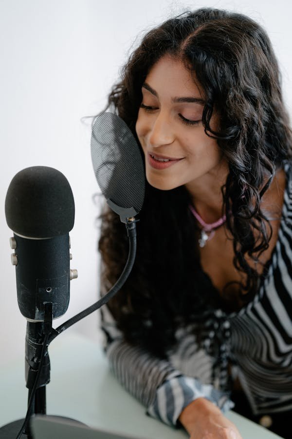 Voix off femme : votre alliée pour des projets percutants