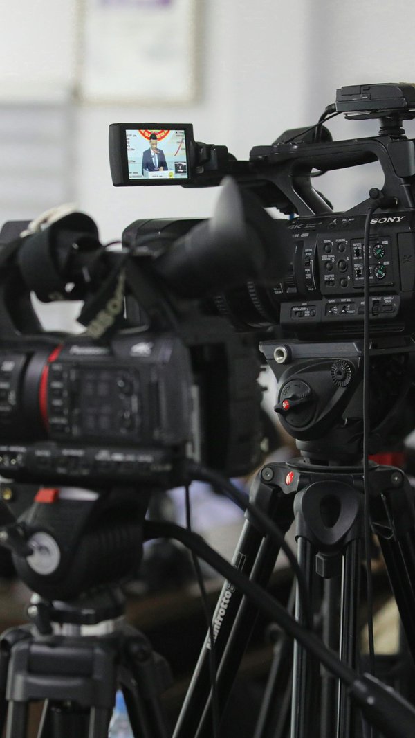 Studio tv à paris : découvrez notre grande table de journaliste